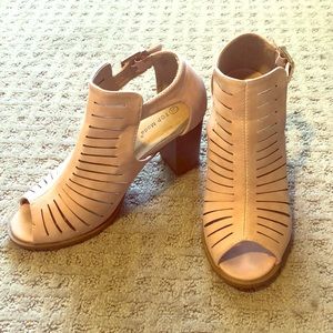 Size 8 1/2 top moda open toed heels